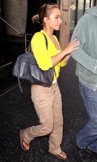 Hayden Panettiere feet photo thumbnail