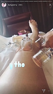 Katy Perry feet photo thumbnail