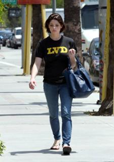 Ashley Greene feet photo thumbnail