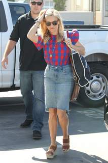Reese Witherspoon feet photo thumbnail