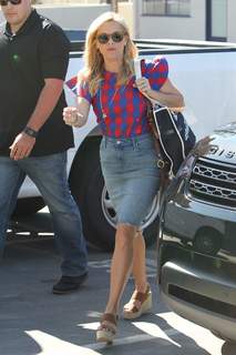 Reese Witherspoon feet photo thumbnail