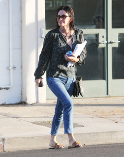 Courteney Cox feet photo thumbnail