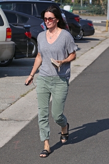 Courteney Cox feet photo thumbnail