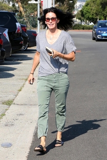 Courteney Cox feet photo thumbnail
