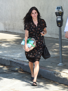 Courteney Cox feet photo thumbnail