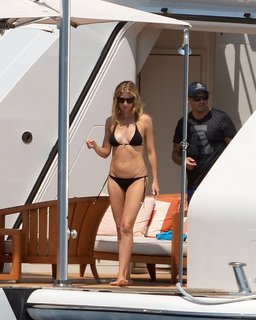 Gwyneth Paltrow feet photo thumbnail