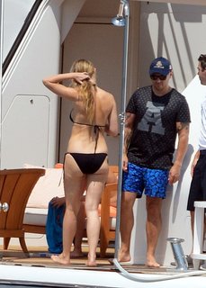 Gwyneth Paltrow feet photo thumbnail
