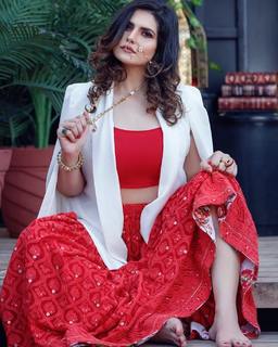 Zareen Khan feet photo thumbnail