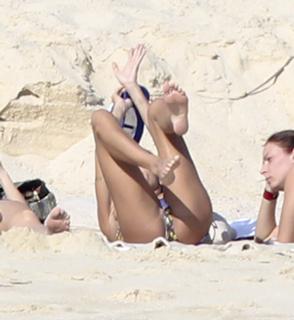 Elisabetta Canalis feet photo thumbnail