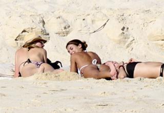 Elisabetta Canalis feet photo thumbnail