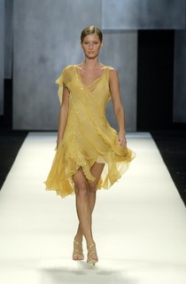 Gisele Bündchen feet photo thumbnail