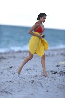 Olivia Culpo feet photo thumbnail