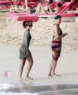 Rihanna feet photo thumbnail