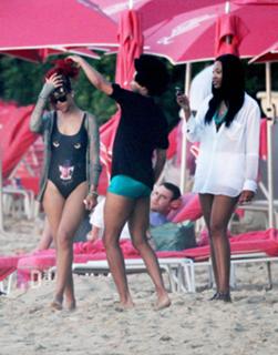 Rihanna feet photo thumbnail