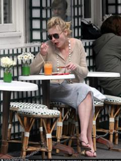 Kirsten Dunst feet photo thumbnail