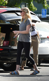 Kirsten Dunst feet photo thumbnail