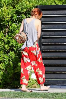 Bella Thorne feet photo thumbnail