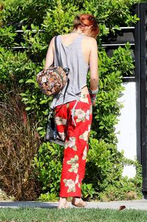 Bella Thorne feet photo thumbnail