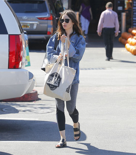 Lily Collins feet photo thumbnail