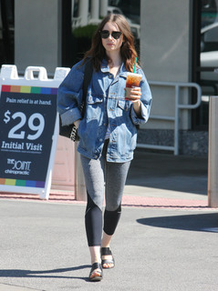 Lily Collins feet photo thumbnail