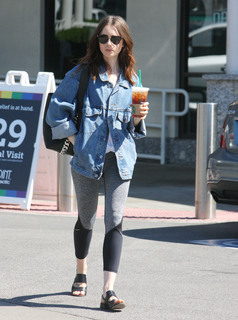 Lily Collins feet photo thumbnail
