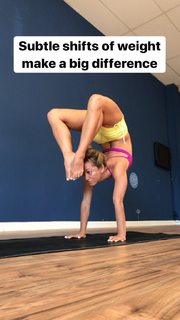 Kino MacGregor feet photo thumbnail