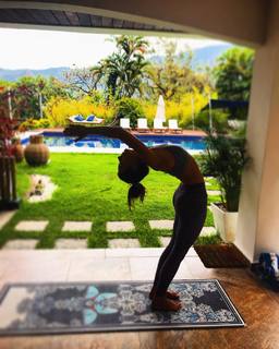 Isis Valverde feet photo thumbnail