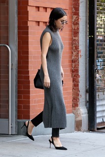 Selena Gomez feet photo thumbnail