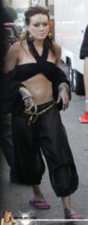 Hilary Duff feet photo thumbnail