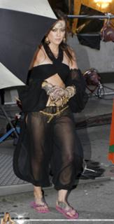 Hilary Duff feet photo thumbnail