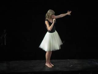 Taylor Swift feet photo thumbnail