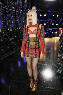 Gwen Stefani feet photo thumbnail