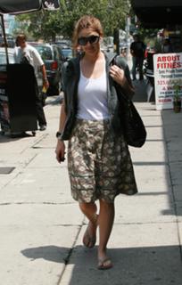 Drew Barrymore feet photo thumbnail