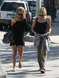 Hayden Panettiere feet photo thumbnail