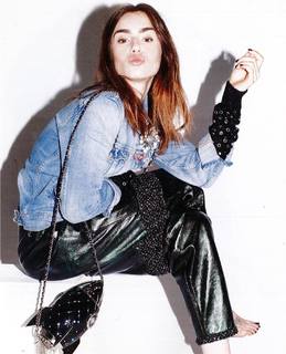 Lily Collins feet photo thumbnail