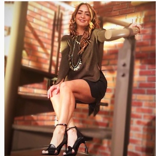 Andrea Legarreta feet photo thumbnail