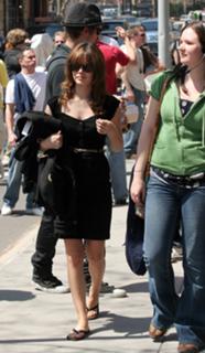 Rachel Bilson feet photo thumbnail