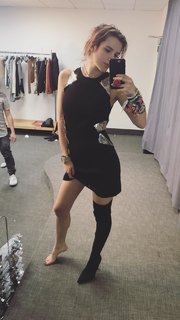 Bella Thorne feet photo thumbnail