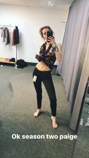 Bella Thorne feet photo thumbnail