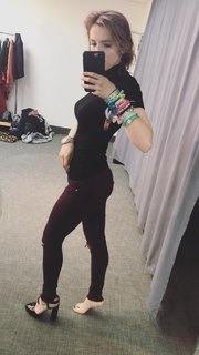 Bella Thorne feet photo thumbnail