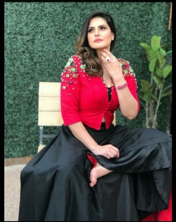 Zareen Khan feet photo thumbnail