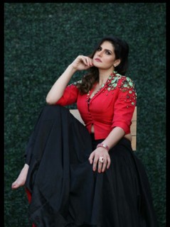 Zareen Khan feet photo thumbnail