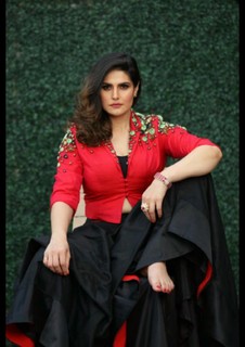 Zareen Khan feet photo thumbnail