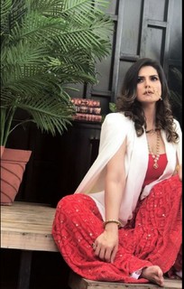 Zareen Khan feet photo thumbnail
