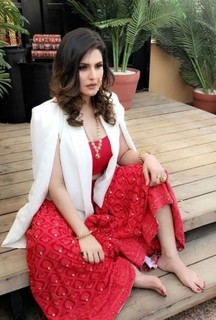 Zareen Khan feet photo thumbnail