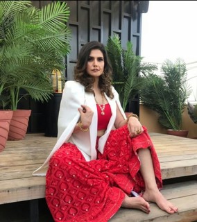 Zareen Khan feet photo thumbnail