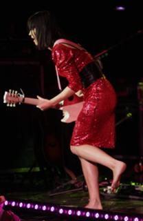 Katy Perry feet photo thumbnail