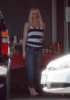Gwen Stefani feet photo thumbnail