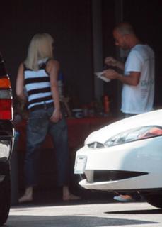 Gwen Stefani feet photo thumbnail