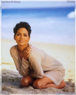 Halle Berry feet photo thumbnail